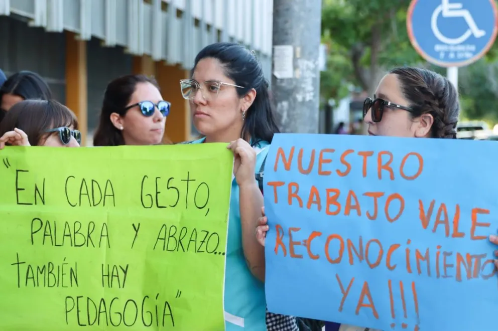 Trabajadoras de los CECIs reclamaron frente al Municipio por recategorización salarial. Foto: Tania Domenicucci – ANR