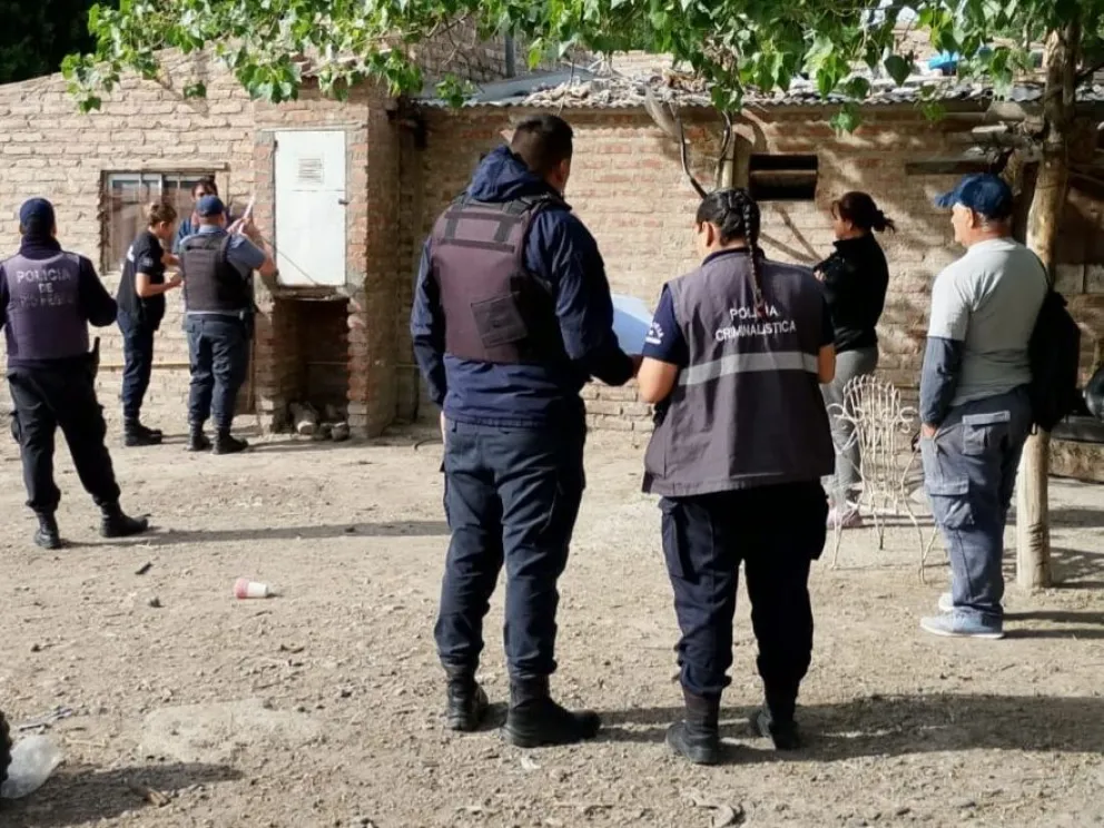Efectivos de la Brigada de Investigaciones realizaron varios allanamientos en el norte de Roca y secuestraron motos desarmadas. Foto: Policía de Río Negro.