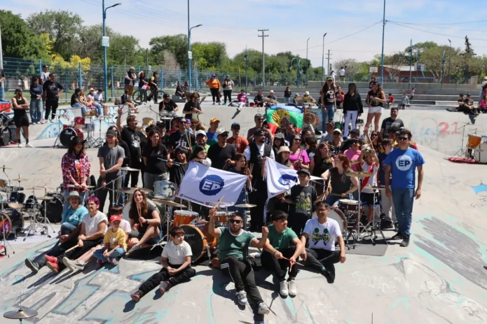 Más de 40 bateristas se reunieron en el Skate Park de Roca para rendir homenaje a Charly García, en un evento organizado por Espacio Percusión. (Foto: Tania Domenicucci-ANR)