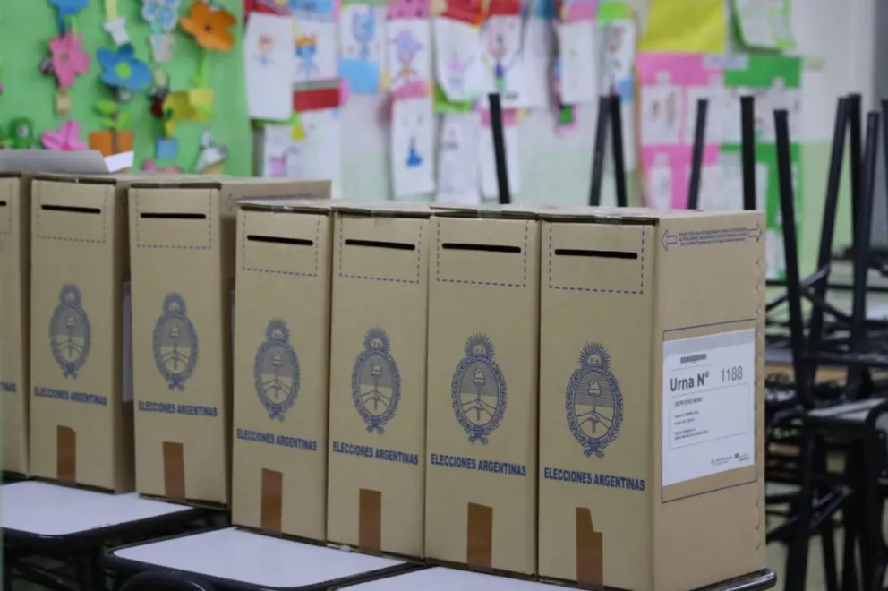 Desde las 8 de la mañana se desarrolla una jornada electoral con normalidad en las escuelas de General Roca. Fotos Tania Domenicucci-ANR