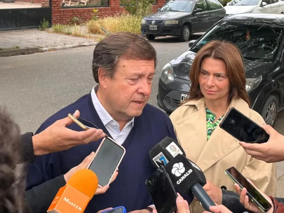 El gobernador votó en la escuela 35 de Cipolletti. Fotos Cipo360.