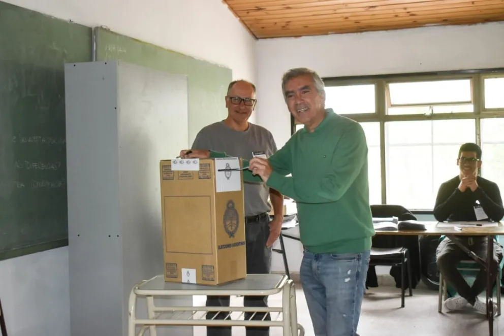 El candidato Facundo López emitió su voto en la ciudad de Viedma y destacó la jornada electoral con normalidad. Foto: Vanesa Schwemmler para NoticiasNet.
