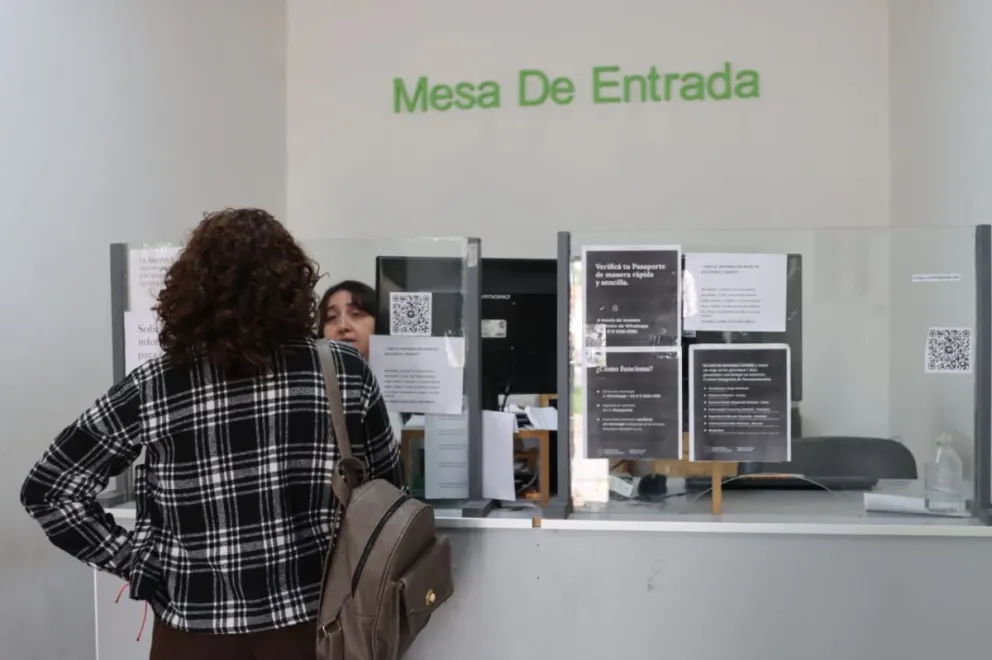 Vecinos esperando su turno en la oficina del RENAPER de General Roca, donde se retiraron cerca de 250 DNI este domingo. Fotos Tania Domenicucci-ANR.