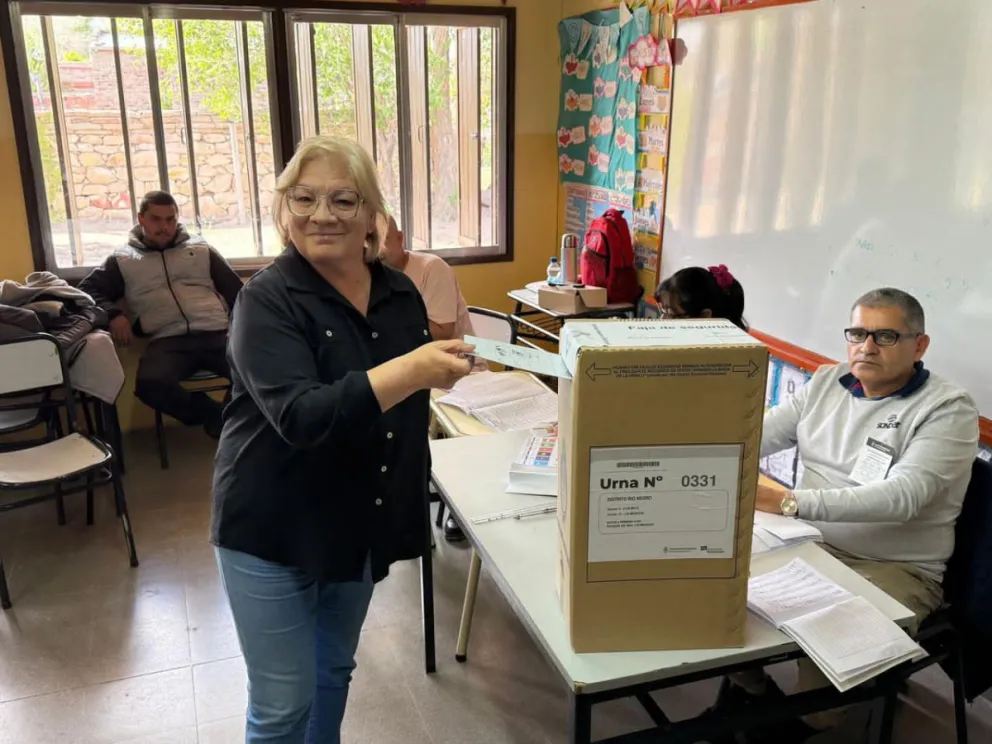 La intendenta de Los Menucos, Mabel Yahuar, emitió su voto este domingo en el contexto de las elecciones legislativas 2025. Foto: gentileza.