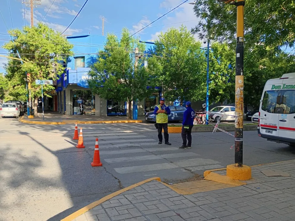 Cierran la calle Avenida Roca para proteger el Correo donde se recibirán las urnas. En las escuelas las autoridades de mesa iniciaron el conteo de votos inmediatamente después del cierre. Fotos Tania Domenicucci-ANR