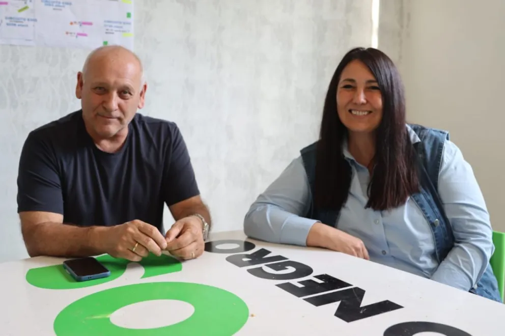 Zgaib y Reynoso recorrieron escuelas en Roca y resaltaron la agilidad y el orden de la votación. Foto Tania Domenicucci-ANR