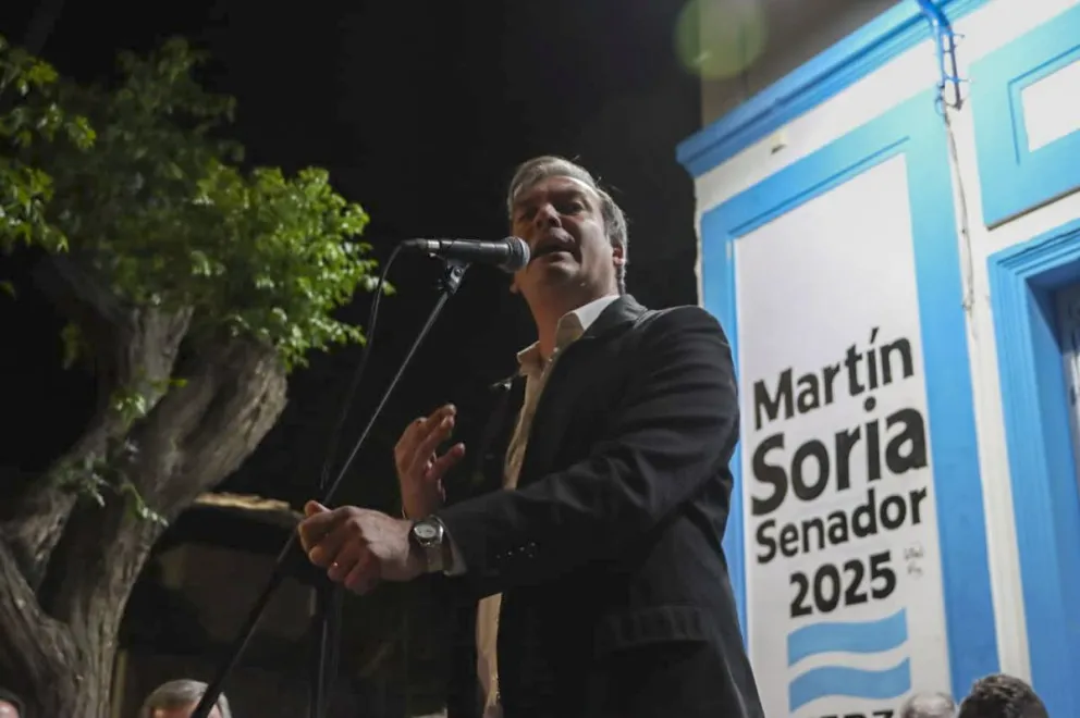 Martín Soria celebró su triunfo en el Senado junto a militantes y vecinos en el bunker de Fuerza Patria en General Roca. Fotos Tania Domenecucci-ANR