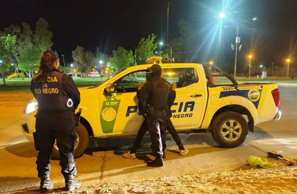 Un hombre fue detenido anoche en Allen tras robar en un carro de comidas ubicado frente al Parque Integración.
Foto: Policía de Río Negro