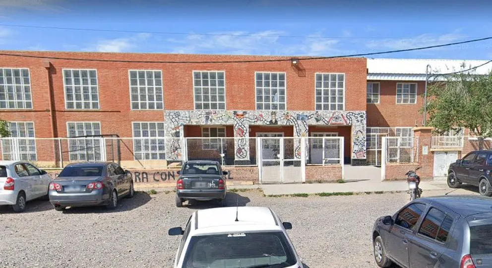 La Justicia está investigando la denuncia por presunto grooming en el CET N° 116. Por su parte, los estudiantes realizaron una sentada en la escuela a modo de reclamo. Foto archivo. 