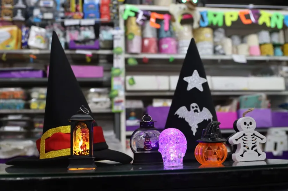 Calabazas, disfraces y promociones. Cada vez más locales de Roca se suman a Halloween, entre el juego, la fe y el consumo. Foto: Tania Domenicucci-ANR