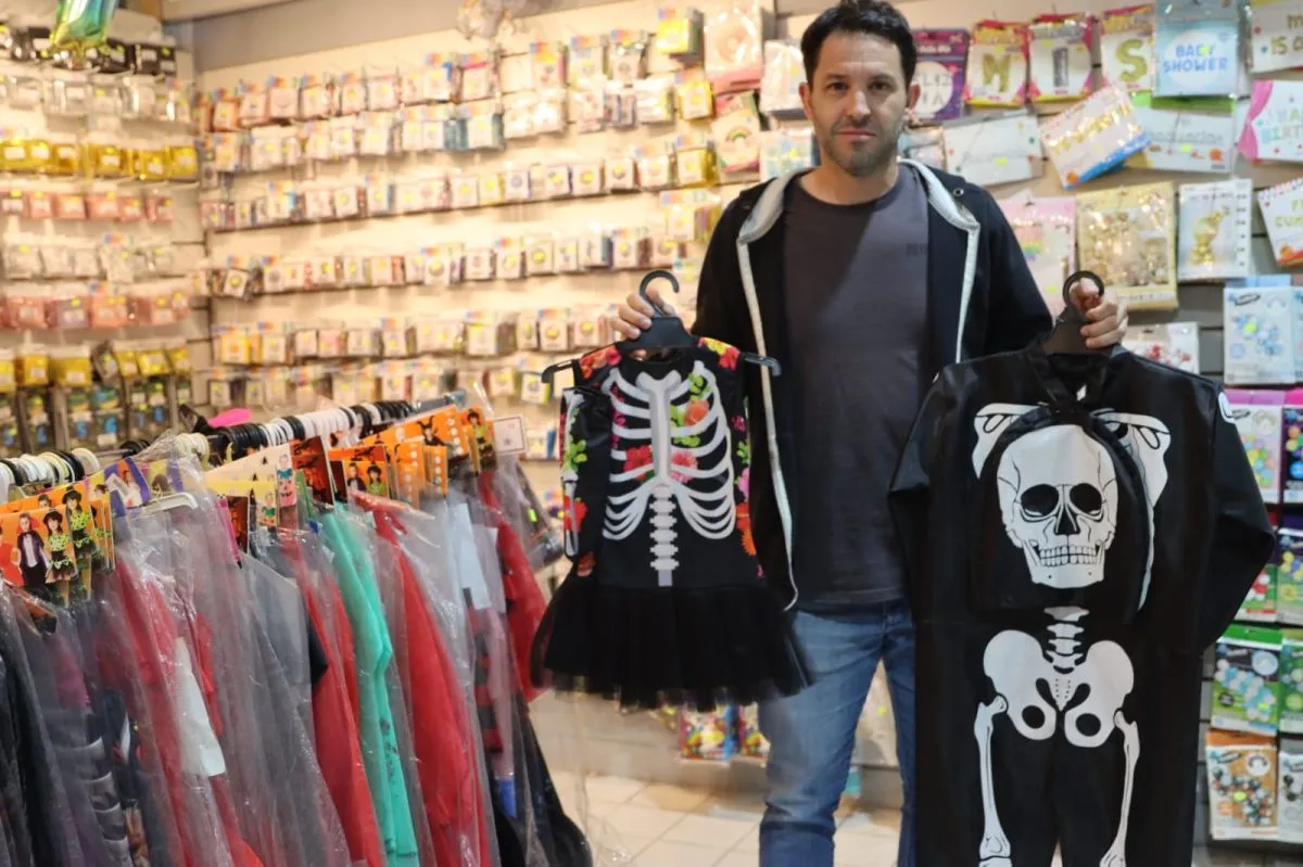 En los locales de cotill&oacute;n, los disfraces de esqueletos y brujas son los m&aacute;s elegidos por ni&ntilde;os y ni&ntilde;as. Foto: Tania Domenicucci