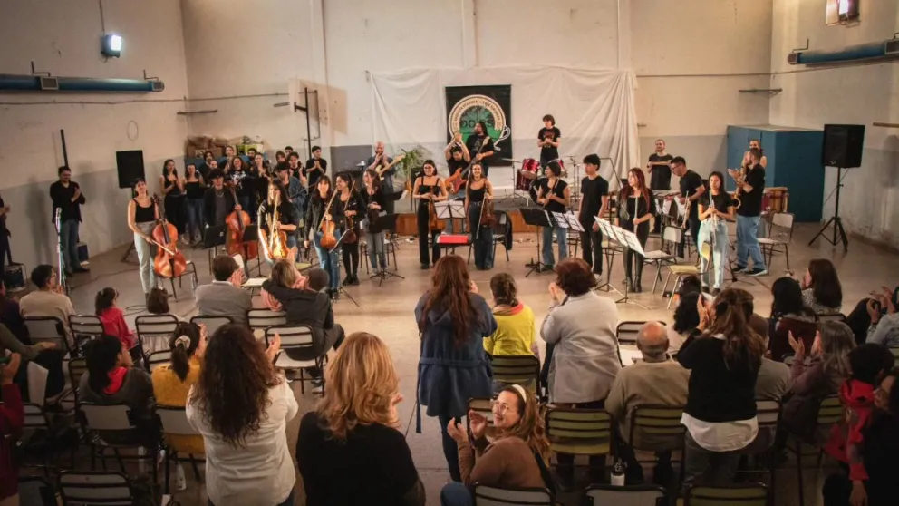 La orquesta ensayará en la escuela antes de su nueva presentación en la provincia de Neuquén. Foto: OORS