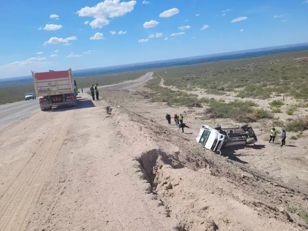 Las tareas para retirar los vehículos se extendieron durante la tarde debido a la inclinación del terreno y las condiciones del camino.  Foto: gentileza lector