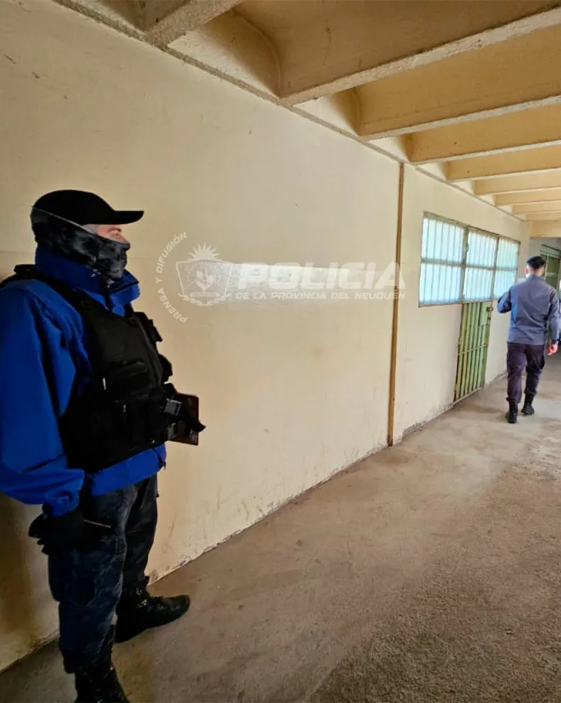 Los allanamientos incluyeron procedimientos dentro del Penal 2 de Roca, donde los investigadores ubicaron el origen de las maniobras virtuales.

Foto: Policía del Neuquén