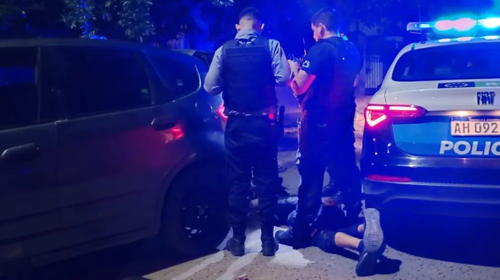 También intervino el personal de Toxicomanía tras encontrar droga en el vehículo. 