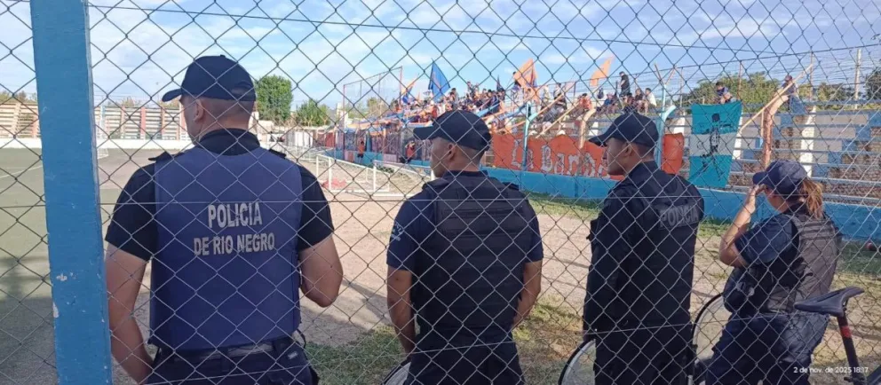 El clásico entre Deportivo Roca y La Amistad se disputó en el Maiolino con fuerte presencia policial y sin incidentes. Foto: Prensa Policía