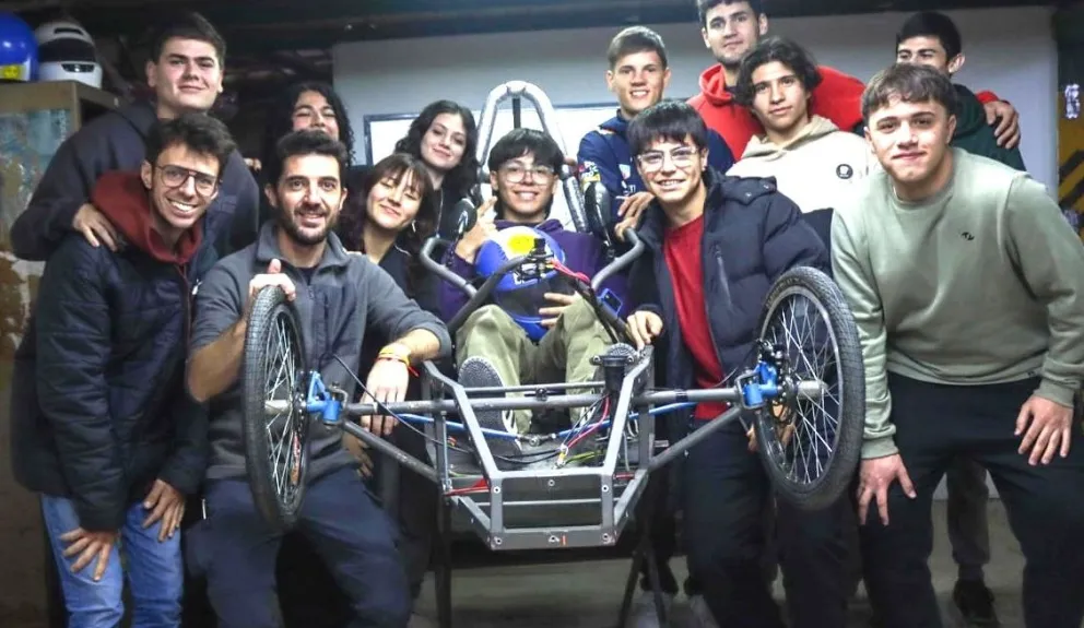 El equipo del CET 1 de General Roca compite por cuarto año consecutivo en el Desafío YPF, con un nuevo vehículo eléctrico diseñado y construido íntegramente por los estudiantes. Foto: Tania Domenicucci-ANR