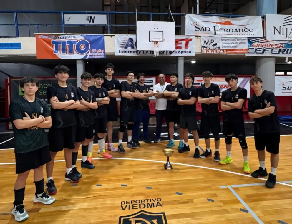 El plantel Sub18 de Italia Unida celebró en Viedma un título histórico para el vóley roquense tras un fin de semana a puro esfuerzo y juego en equipo. Foto gentileza. 