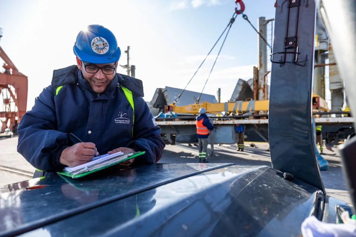 Un trabajador durante tareas de log&iacute;stica y control de carga. El nuevo embarque de ca&ntilde;os generar&aacute; m&aacute;s empleo en la terminal rionegrina. Foto: Gobierno de R&iacute;o Negro