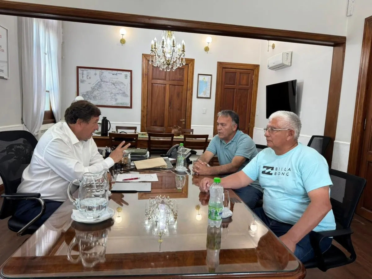 El gobernador Alberto Weretilneck se reuni&oacute; con representantes del Sindicato de Obreros Portuarios de San Antonio Oeste para coordinar la operaci&oacute;n de descarga del buque CS Fortune. Foto: Gobierno de R&iacute;o Negro
