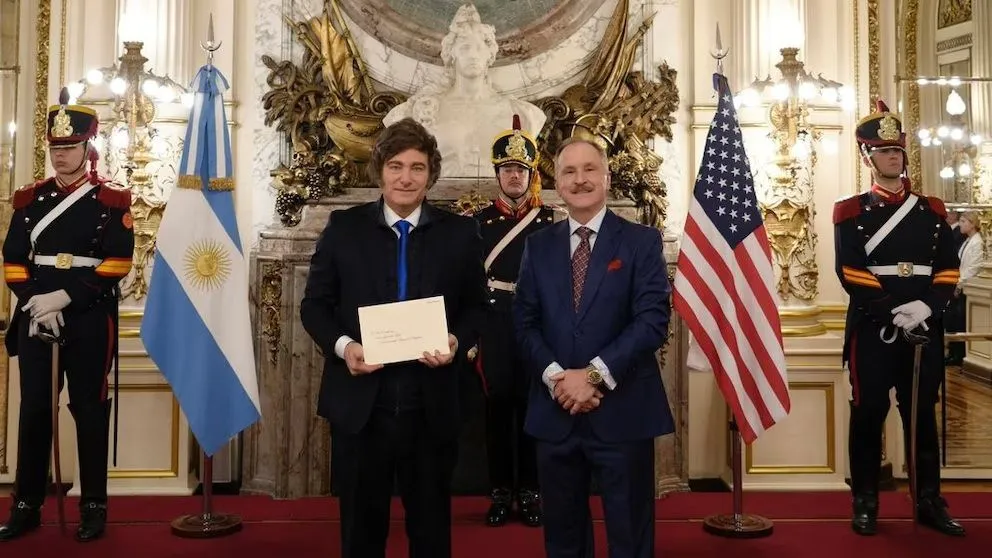 Javier Milei junto a Peter Lamelas en el Salón Blanco de Casa Rosada. 