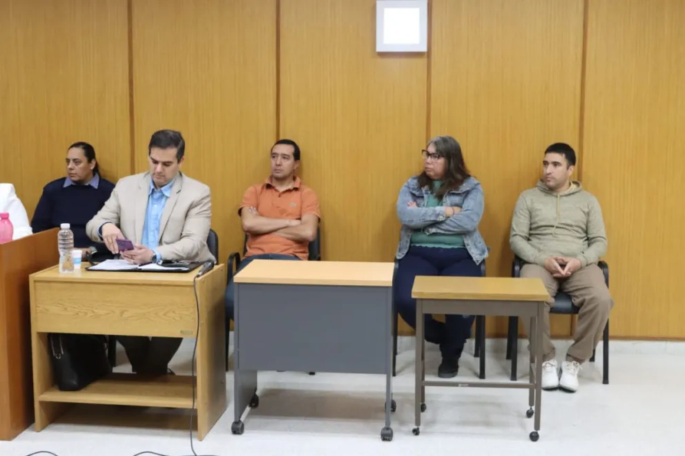 El caso investiga hechos ocurridos el 15 de junio de 2024, cuando cuatro efectivos de la unidad policial trasladaron a dos adolescentes desde el playón deportivo del barrio Alta Barda hasta una zona descampada. Foto: Tania Domenicucci-ANR