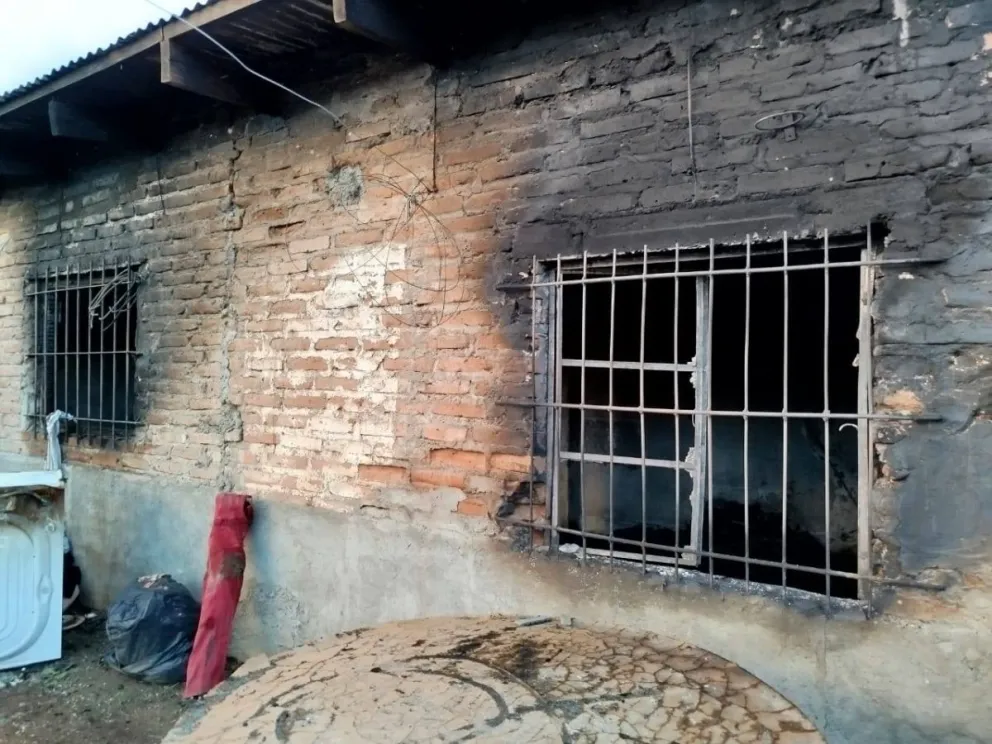 El incendio dejó grave perdidas materiales, el fuego consumió la casa por completo. 