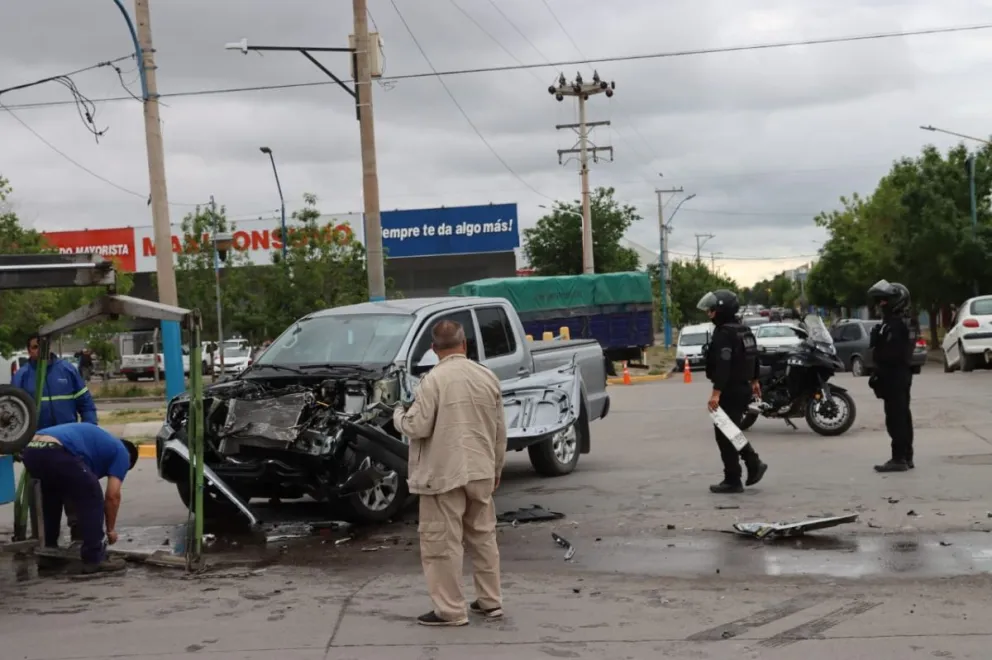 La Amarok sufrió graves daños tras ser embestida por el conductor de un camión que circulaba en contramano en la esquina de Alsina e Islas Malvinas. Foto: Tania Domenicucci-ANR