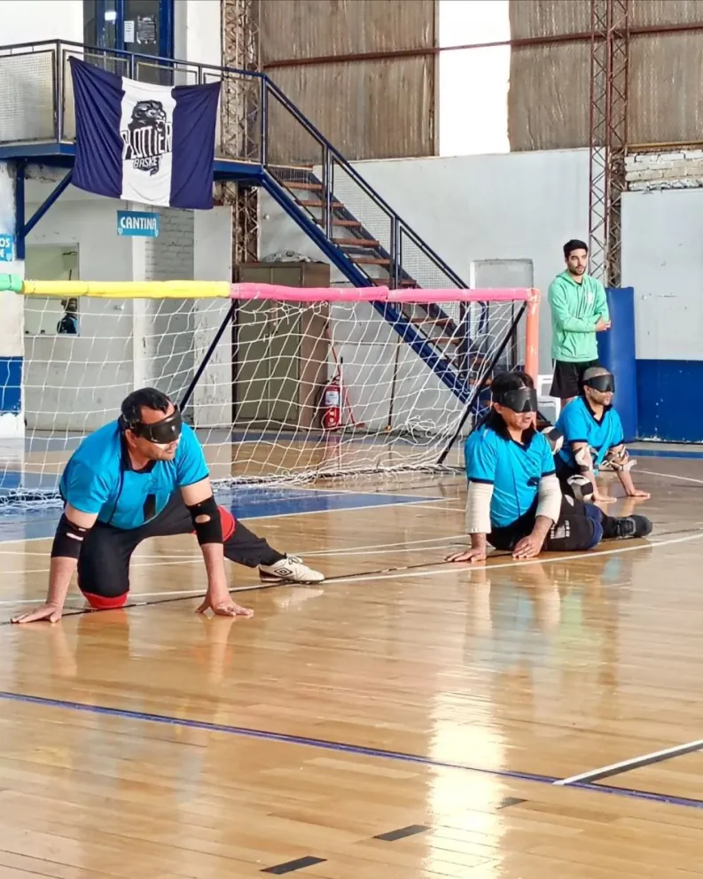 La colecta solidaria incluye la venta de budines y pollos, una iniciativa del grupo para reunir fondos y continuar representando a la ciudad en competencias paradeportivas. Fotos gentileza.