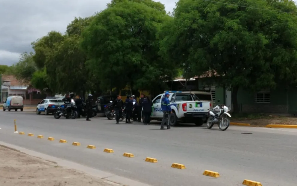 Varios efectivos de la Policía de Río Negro se hicieron presentes. Foto: ANR