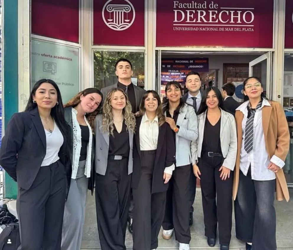 El equipo de la Fadecs celebró el título nacional tras imponerse en la final de la competencia de litigación penal en Mar del Plata. Foto: Gentileza.