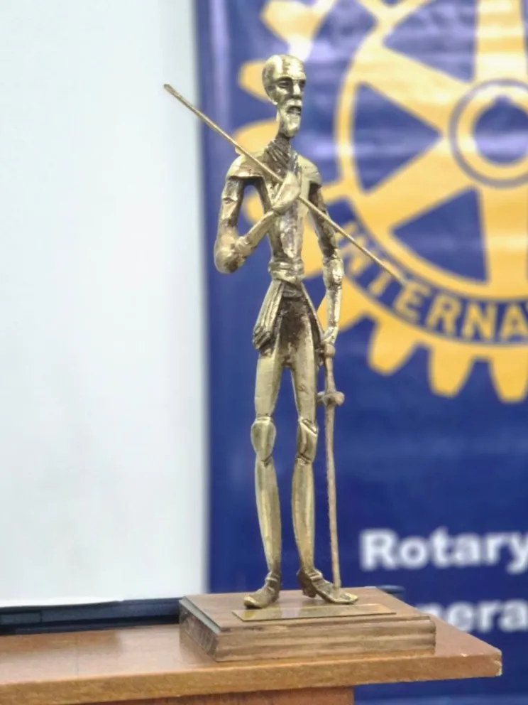 Rotary Club General Roca entregó los certificados a los Mejores Compañeros de escuelas primarias y secundarias en la Plaza San Martín. Foto: Rotary Club