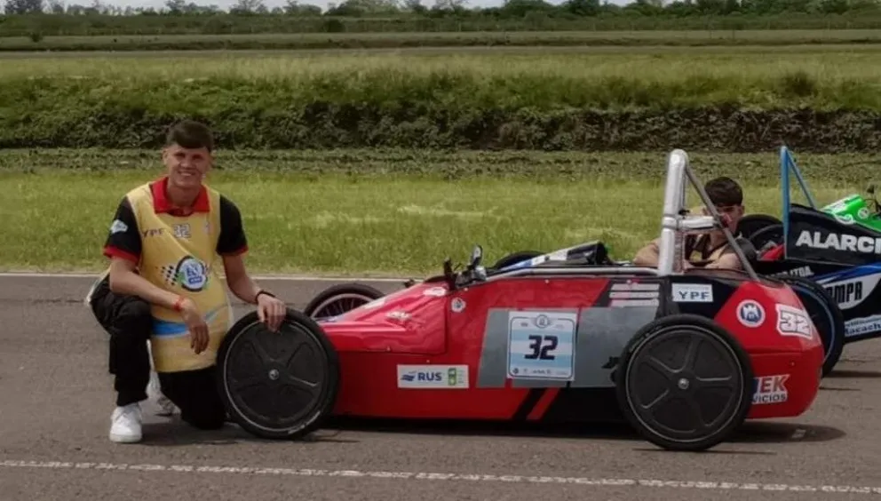 El equipo del CET 1 logró la aprobación técnica y participa con un vehículo eléctrico renovado, diseñado y construido íntegramente por los estudiantes en el taller de la escuela. Fotos gentileza CET 1.
