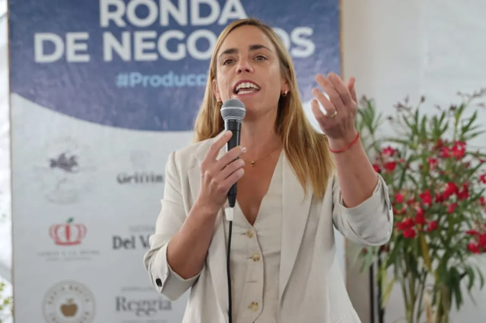 El predio del Festival de la Sidra comenzó a llenarse de público, productores y artistas este sábado, durante la apertura encabezada por la intendenta María Emilia Soria. Foto: Tania Domenicucci -ANR