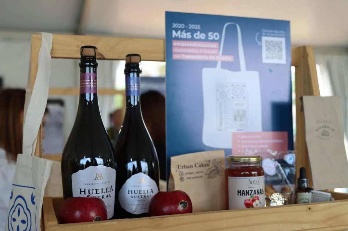 Las sidreras regionales presentaron sus productos en el predio del Festival, donde el p&uacute;blico pudo degustar distintas elaboraciones locales. Foto: Tania Domenicucci-ANR