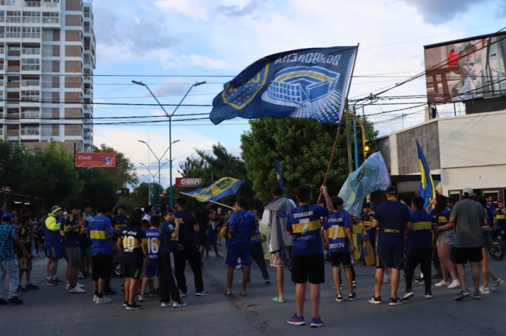 Los hinchas coparon Avenida Roca y Tucumán para festejar el triunfo ante su clásico rival y la entrada a la Copa Libertadores. Foto: Tania Domenicucci