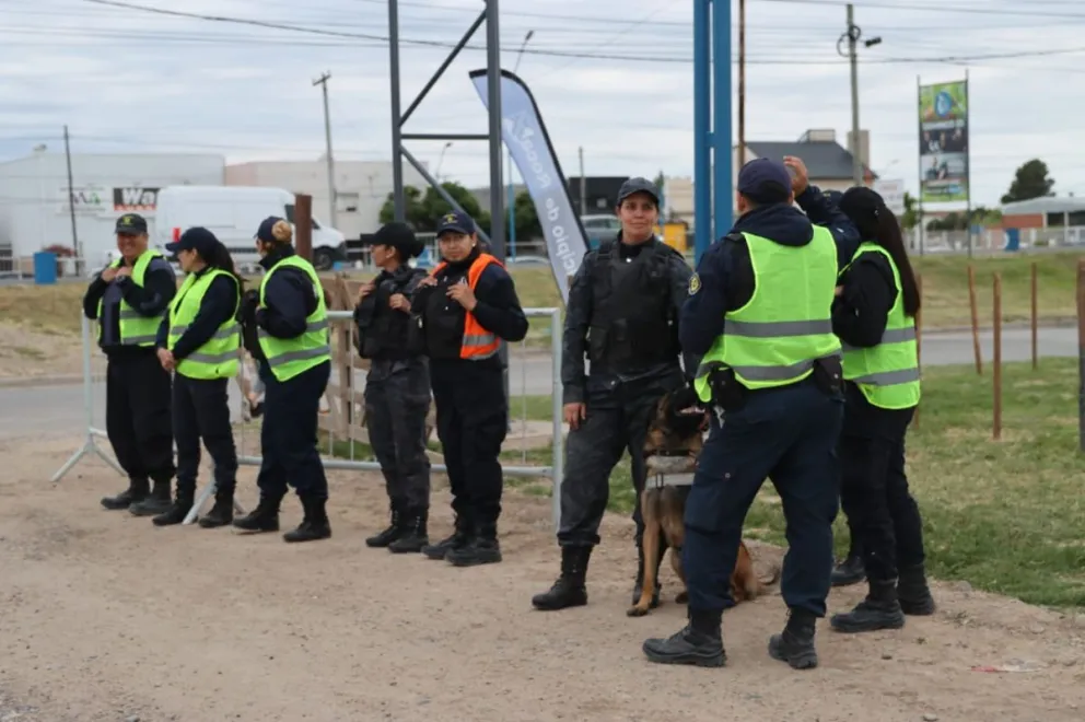 Agentes policiales se apostaron en los ingresos al predio durante los dos días. Foto: Tania Domenicucci