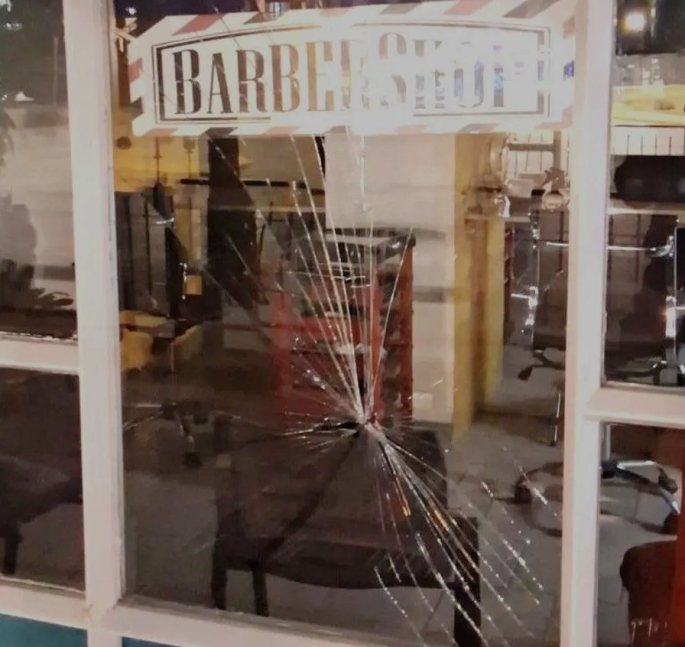 Efectivos de la Policía de Río Negro realizaron un rápido operativo en el centro de Roca y detuvieron a dos sospechosos. Foto: Policía de Río Negro.