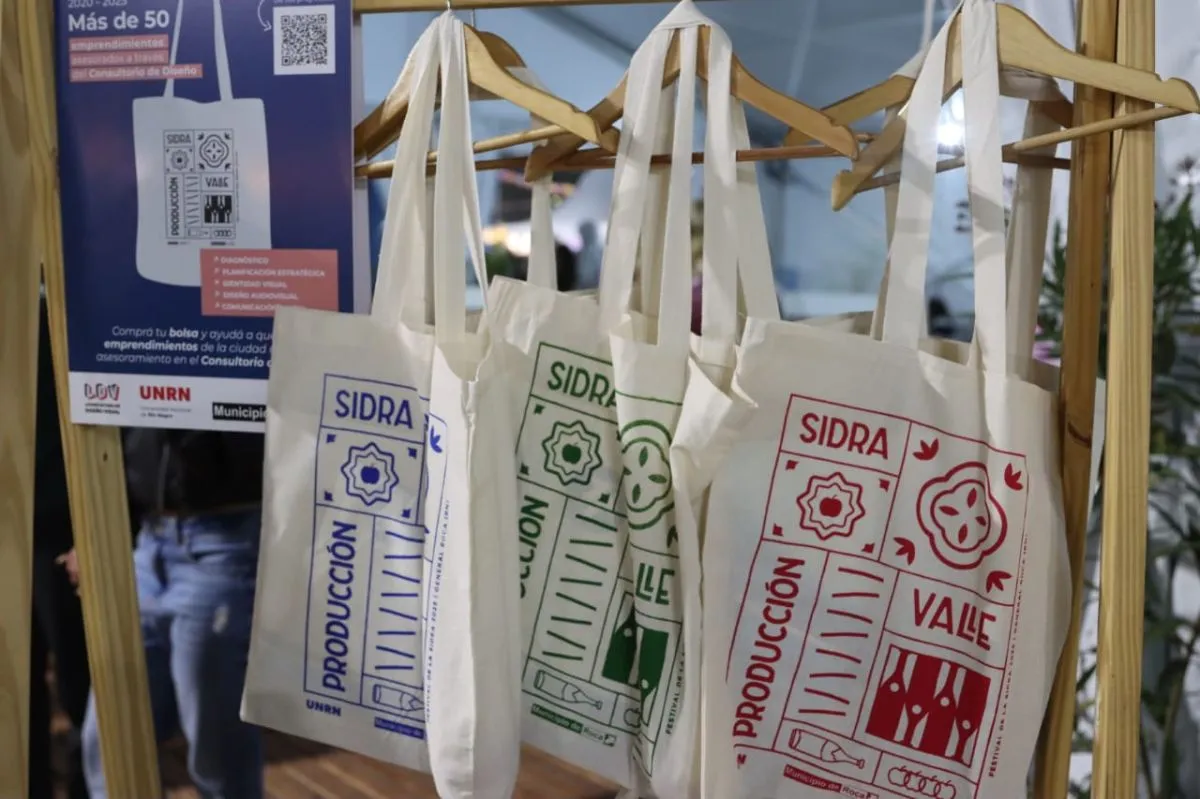 Las bolsas con sello local estaban a la venta en el festival. Foto: Tania Domenicucci
