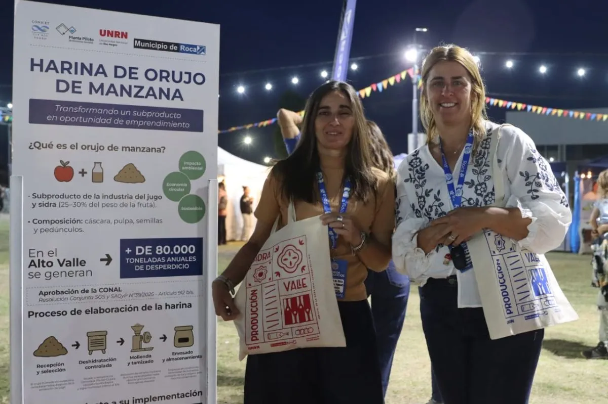 Alejandra Rodriguez junto a Florencia Ghirardelli, secretaria de Secretaria de Producci&oacute;n y Desarrollo Sostenible del Municipio de Roca. Foto: Tania Domenicucci