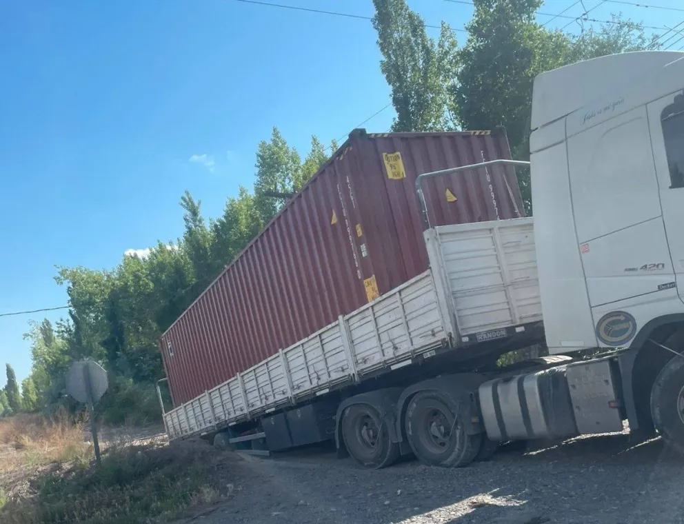 El camión quedó atascado a pocos metros de Ruta Nacional 22. Foto: Gentileza 