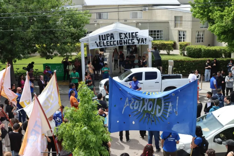 La concentración frente al IUPA reunió a docentes, no docentes y estudiantes, con la participación de gremios, para exigir elecciones de autoridades. Foto: Tania Domeniccuci-ANR