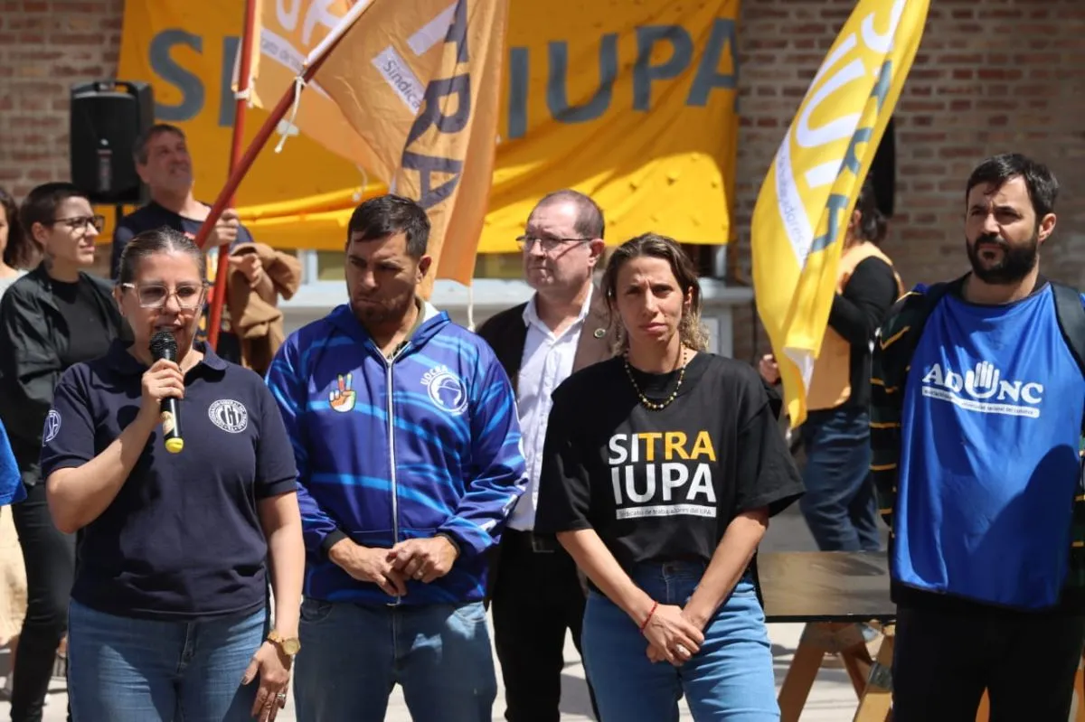 La protesta se realiz&oacute; esta ma&ntilde;ana en la puerta del IUPA. Foto: tania Domeniccuci-ANR