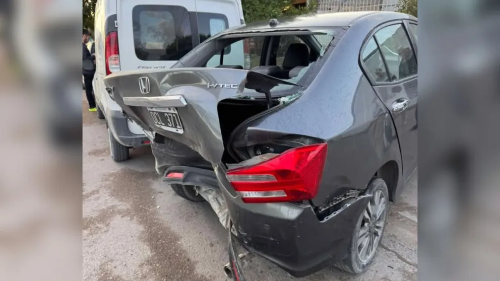 Por tercera vez le chocaron su vehículo mientras estaba estacionado frente a su casa. (Foto gentileza)