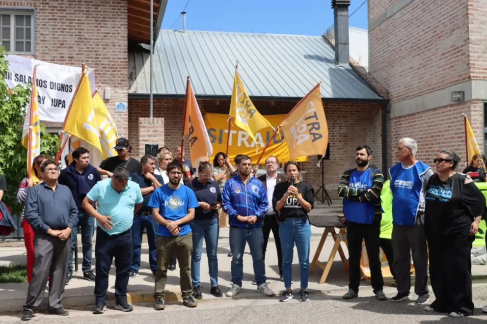 La concentración frente al IUPA reunió a docentes, no docentes y estudiantes, con la participación de gremios, para exigir elecciones de autoridades. Foto: Tania Domeniccuci-ANR