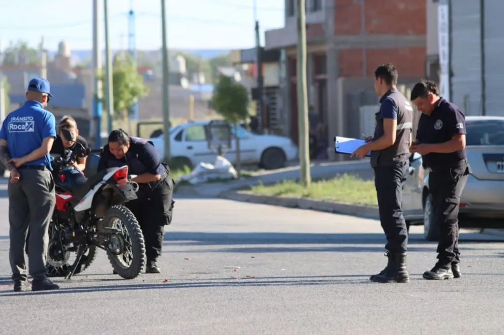 Personal de Tránsito y Criminalística trabajó en la esquina de Damas Patricias y Tucumán tras el choque que dejó herida a una joven motociclista. Foto: Tania Domeniccuci-ANR