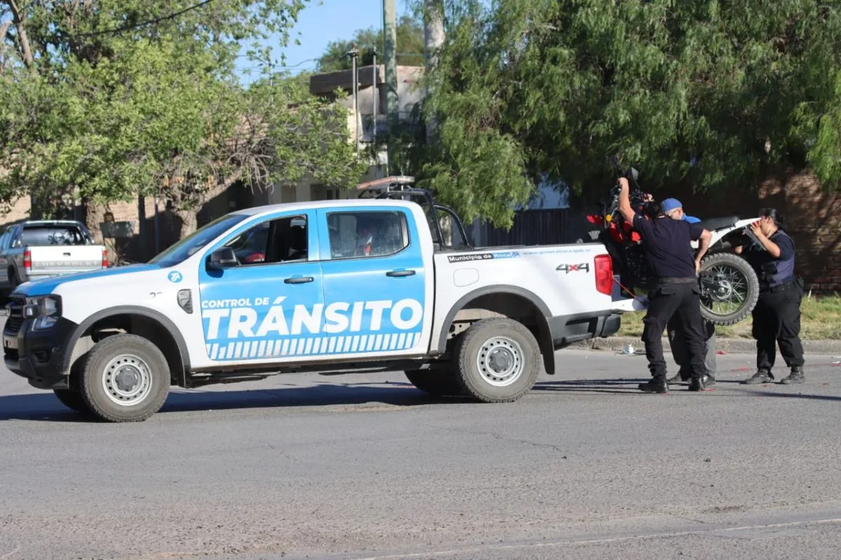 La joven fue trasladada por personal de salud luego de chocar con otro conductor en barrio Modelo; en el lugar trabaj&oacute; la polic&iacute;a y Criminal&iacute;stica. Foto: Tania Domeniccuci-ANR