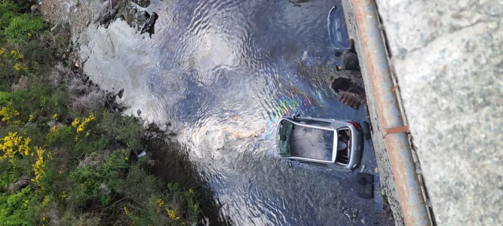 El vehículo cayó al arroyo Guillelmo y sus tres ocupantes, oriundos de Roca, lograron salir por sus propios medios. Foto: gentileza.