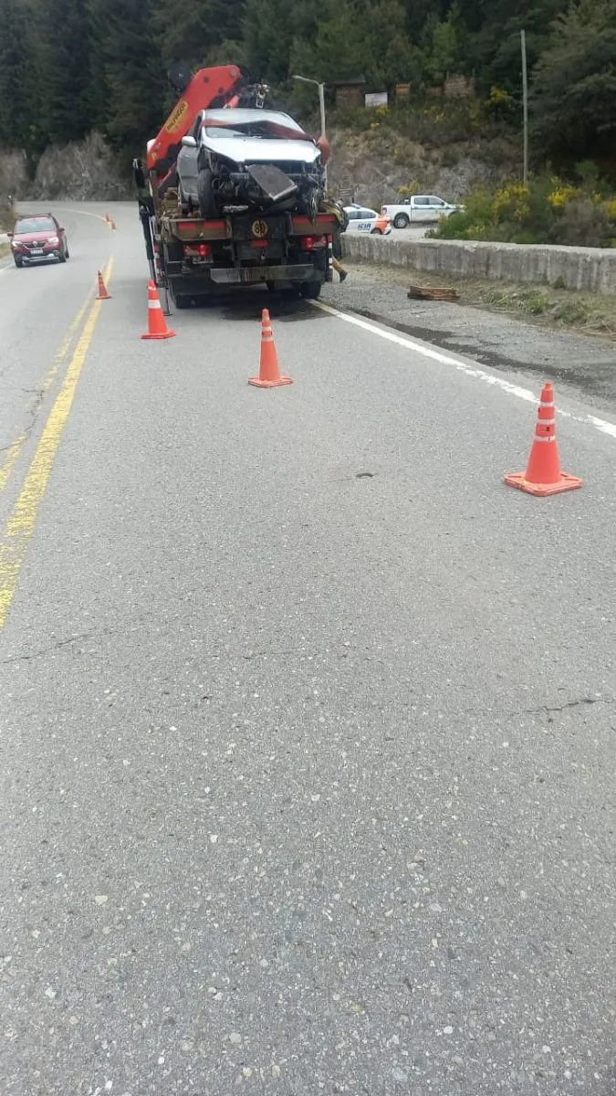 El Peugeot 307 fue retirado del arroyo Guillelmo tras un operativo de rescate en Villa Mascardi. Foto: gentileza.