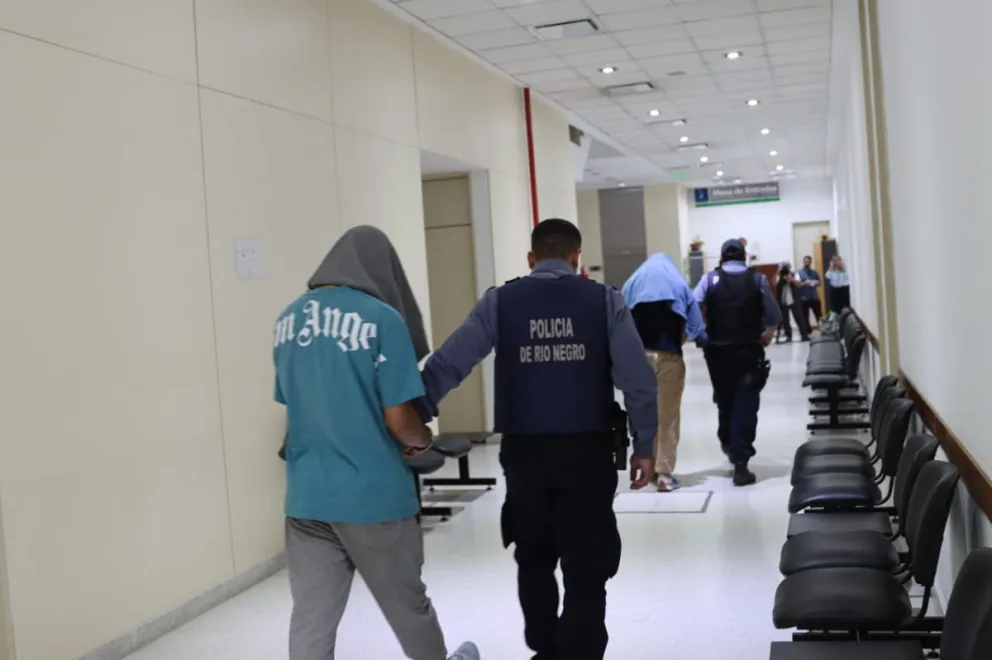 Los cuatro detenidos fueron trasladados a los tribunales de Roca para la audiencia de formulación de cargos. Foto: Tania Domenicucci - ANR